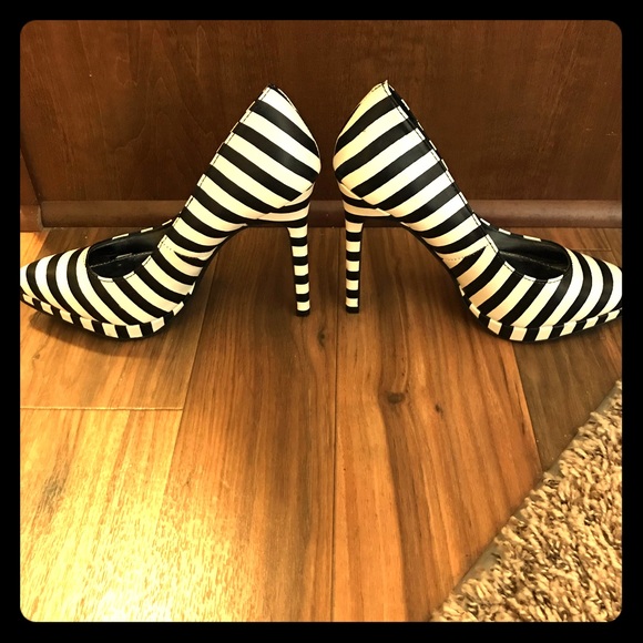 Report Shoes - Report “Tashy” Black&White Striped Heels Sz. 8